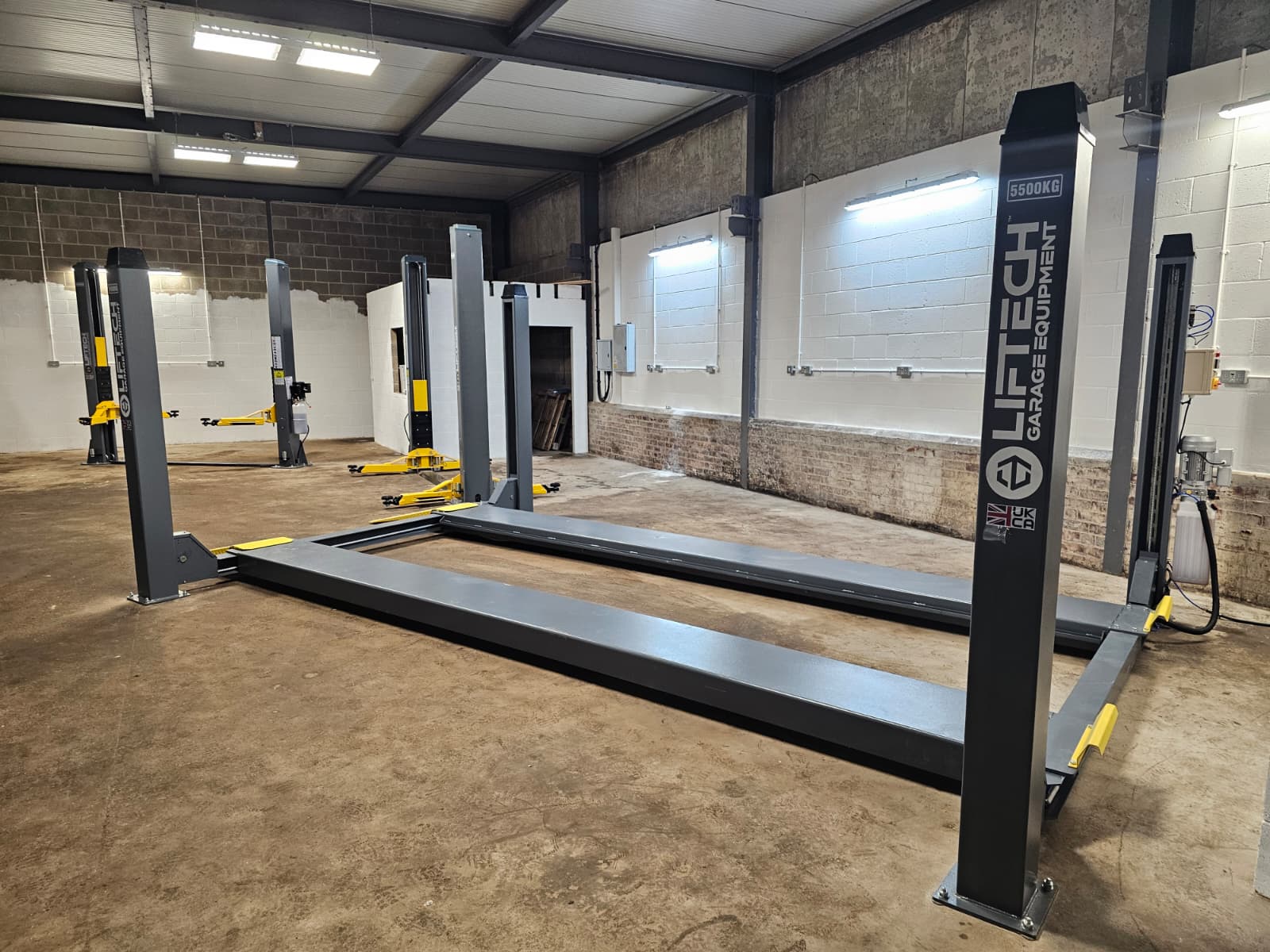 5.5 TON SERVICE LIFT 4 POST PNEUMATIC LOCK! HEAVY DUTY FOUR POST RAMP!PARKING